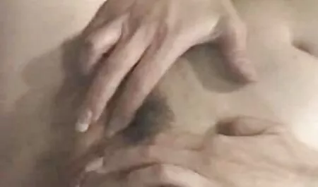 Bunica se masturbeaza in ciorapi așezat pe un film porno sexi gratis scaun