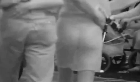 Un bărbat chel a scos șosetele frumuseții și ei o fac o femeie și fac negrese cu tite mari sex cu vaginul ei.