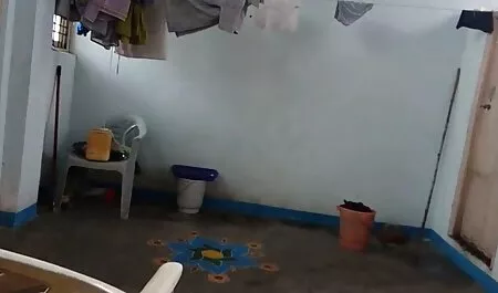 Două xxx mame si fice bunăciuni se bucură de un mic vibrator in pat