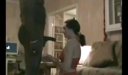Bunica în ciorapi negri se mângâie. porno gratis cu fete tinere