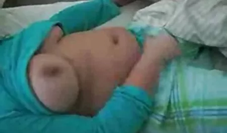 O fată cu un bar care desenează un rus pornomasturbare amuzant pe masa din bucătărie.