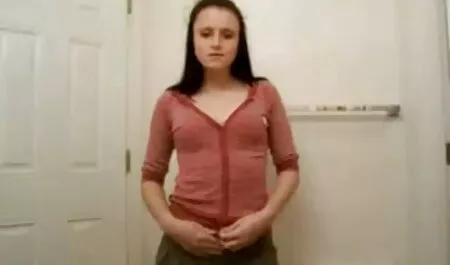 Fată tânără greu dracului în fete care fac videochat gratis mulțime cu ciorapi albi