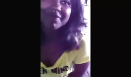 Elevii desenează sânii pentru milf și fata ei pe un excitare xxx pui în camera de zi.