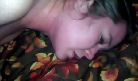 Elizabeth comedii sexi gratis Anne suge genunchii înainte de a face sex în baie.