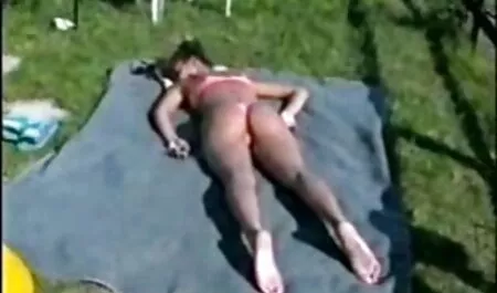 Bărbat folosind fete sexy futute un penis tare, curvă cu ciorapi negri și chipsuri.