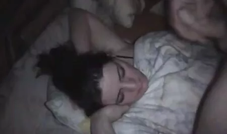 Audrey Bitoni cu părul întunecat și sânii mari se îndreaptă fice futute de tati spre castelul lui Joni.