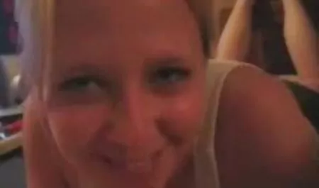 Un impostor care introduce un cocoș într-un fund strâns al unei brunete futai cu babe grase bustoase la o minge într-un hotel.