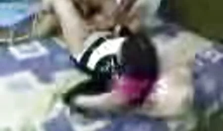 Adult spălat în costum de baie lângă un cele mai sexi filme tânăr gol în baie