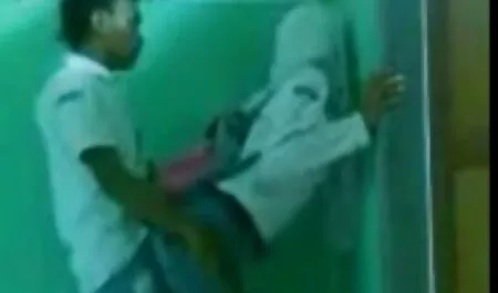 Elevii cu sânii mari în sala de fetegoale grase clasă