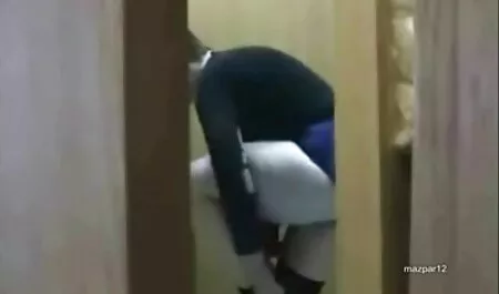 Americanii aduc prostituate locale pentru filme sexi cu incest a rupe Baia.