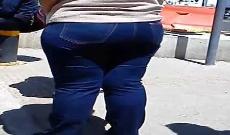 Femeia își înșeală soțul cu o amantă lesbiană și are futute pe plaja sex în trei cu ei.