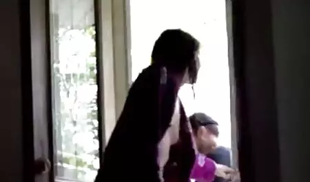 Doamnele cu un corp subțire se arată în fața camerei xxx mos craciun web și se masturbează.