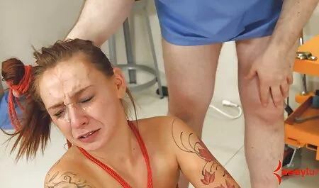 Un nou vecin își xnxx cu fete linge pizda Latină și o prăjește în păsărică pe terasă.