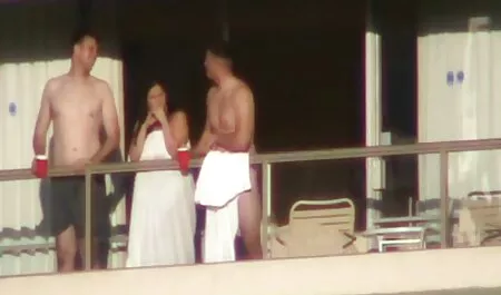 Scoate-i pantalonii futute si violate în albastru, o tânără blondă a plantat o păsărică pe dildo în fața camerei web.