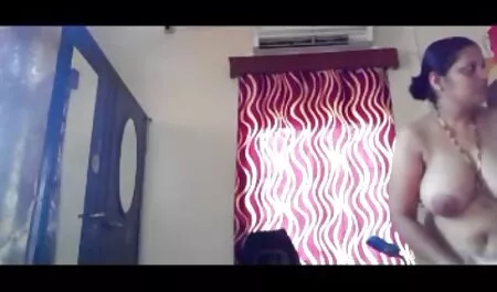 Maseuza linge vaginul unui client și se așează pe fața ei pentru xxx fete sexi a se uda.