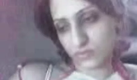 Gol blonda model care prezintă pe canapea de un futai cu amatori prieten negru.