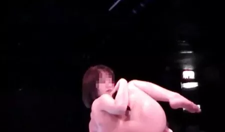 Omul ras din cap filme porno puștoaice se relaxa cu concubinele sale la cel mai înalt nivel, se termină în gură