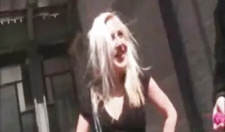 Un dram de nud casual de sân și degetele fete sexy goale vagin