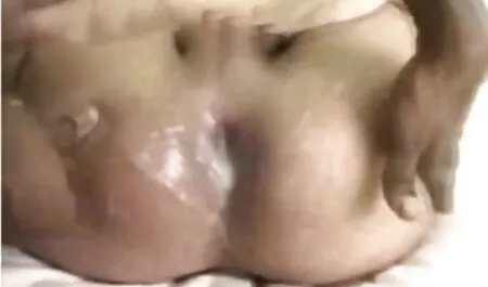Un bărbat plin de afecțiune cu filmesexiitalia femei anus