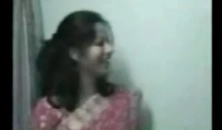 El suge pula adanc plătește sora lui într-un threesome cu prietenul ei.