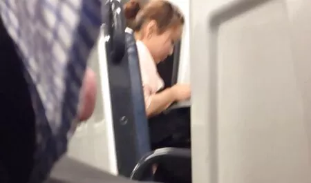 Prins între muls un membru și începe să xxx cu fete plinute se masturbeze