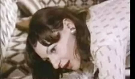 Dar clipurisexi femeia însărcinată își mănâncă soțul în bucătărie.
