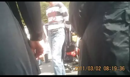 Copilul este un flirt fete bune xxx neajutorat în fața unui chelner chel.