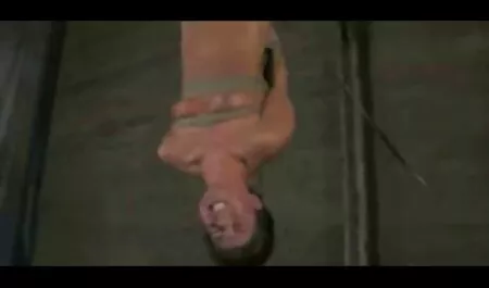 Doi barbati filme porno femei sexi fut o stripteuză pe o canapea cu două arcuri