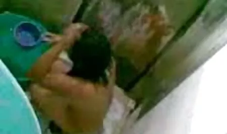 Subțire femeie în ciorapi albi și lenjerie neagră se fute in cur arată punctul cu degetele pe scaun