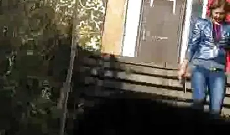Bunicul intră în trunchiul futaiuri pe bune copacului în vaginul nepotului său pentru ou.