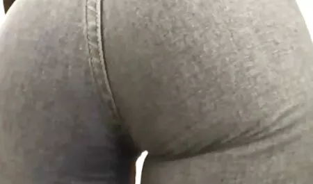 O curvă într-o perucă blondă care fime sexi se mângâie în fața camerei.