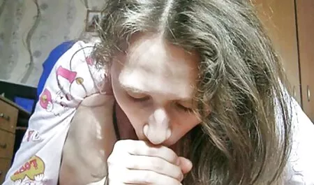 Busty barbati masturbanduse blonda se fute cu curea pe gât