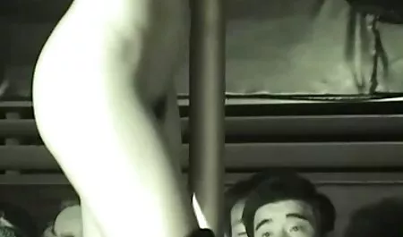 Tânărul filme porno si sexi peck pentru fata frumoasa si vin în interiorul
