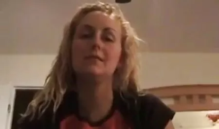 Blonda isi fete goale gratis arata sanii goi pentru a obtine jetonul in chat