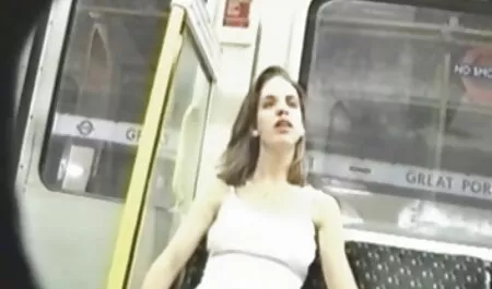 O fată blondă în ciorapi negri îi place pe doi bărbați deodată. filme sexi gratuite