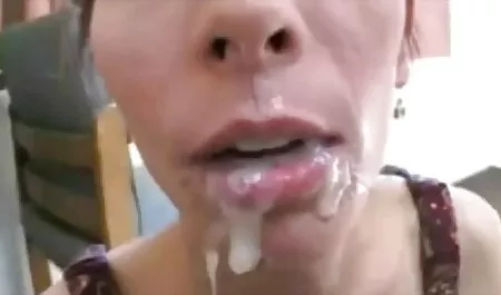 Skinny sexy braileanca se fute Adolescente cu sani mici dibuite vaginul ei cu degetele în piscină