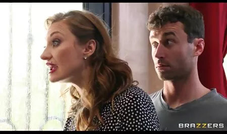 Busty filme sexi noi maseuza atinge vaginul clientului cu un vibrator.