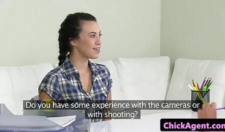 Cei doi îndrăgostiți s-au futai cu studente romance răsucit rupând Manda, o mătușă plină lângă șemineu.