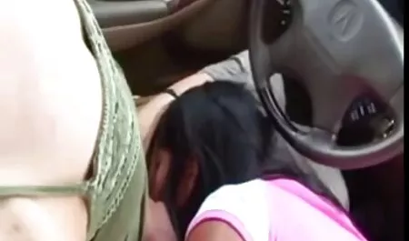 Un tip drăguț xnxx cu brunete cu ochi albaștri suge pe canapea și mă subjugă lui.