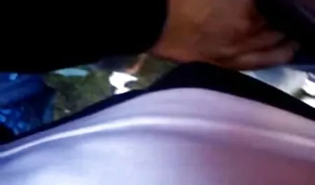 Tânăr după duș pentru a încuraja bule de săpun pe mature păroase capac