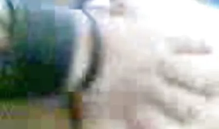 O fată într-o cămașă roșie doi barbati fut o femeie înghițind un membru al producătorului de tatuaje pe amigdalele ei.