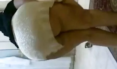 Cavalier țipând xxx se fute cu cainele în vagin, care este umed în gât și introducerea unui membru în vagin, care nu este ras