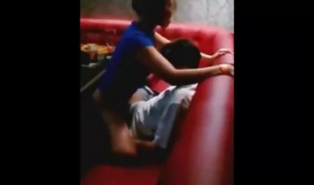 Sora fetițe futute nebună dă fratele chel pe podea.