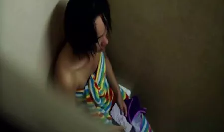 Fetele fac sex cu doi fetiști și le pulverizează în gură. fete masturbanduse